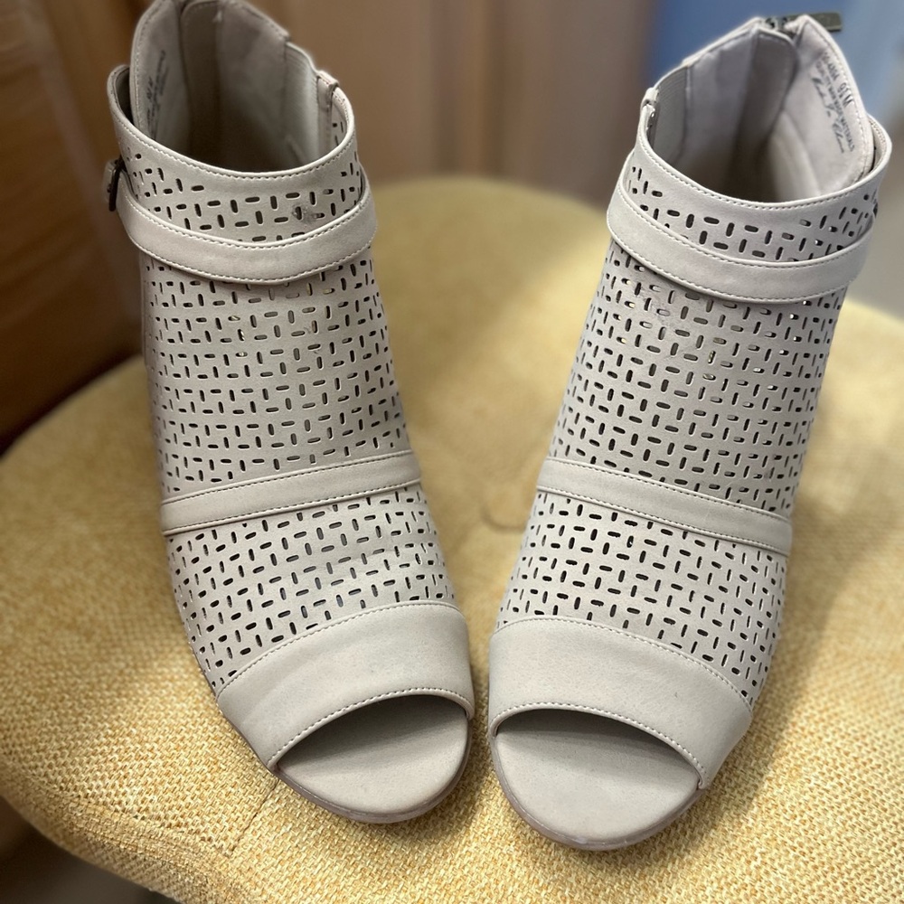 Easy Street Elegant Tan Peep-Toe Ankle sandals/boots